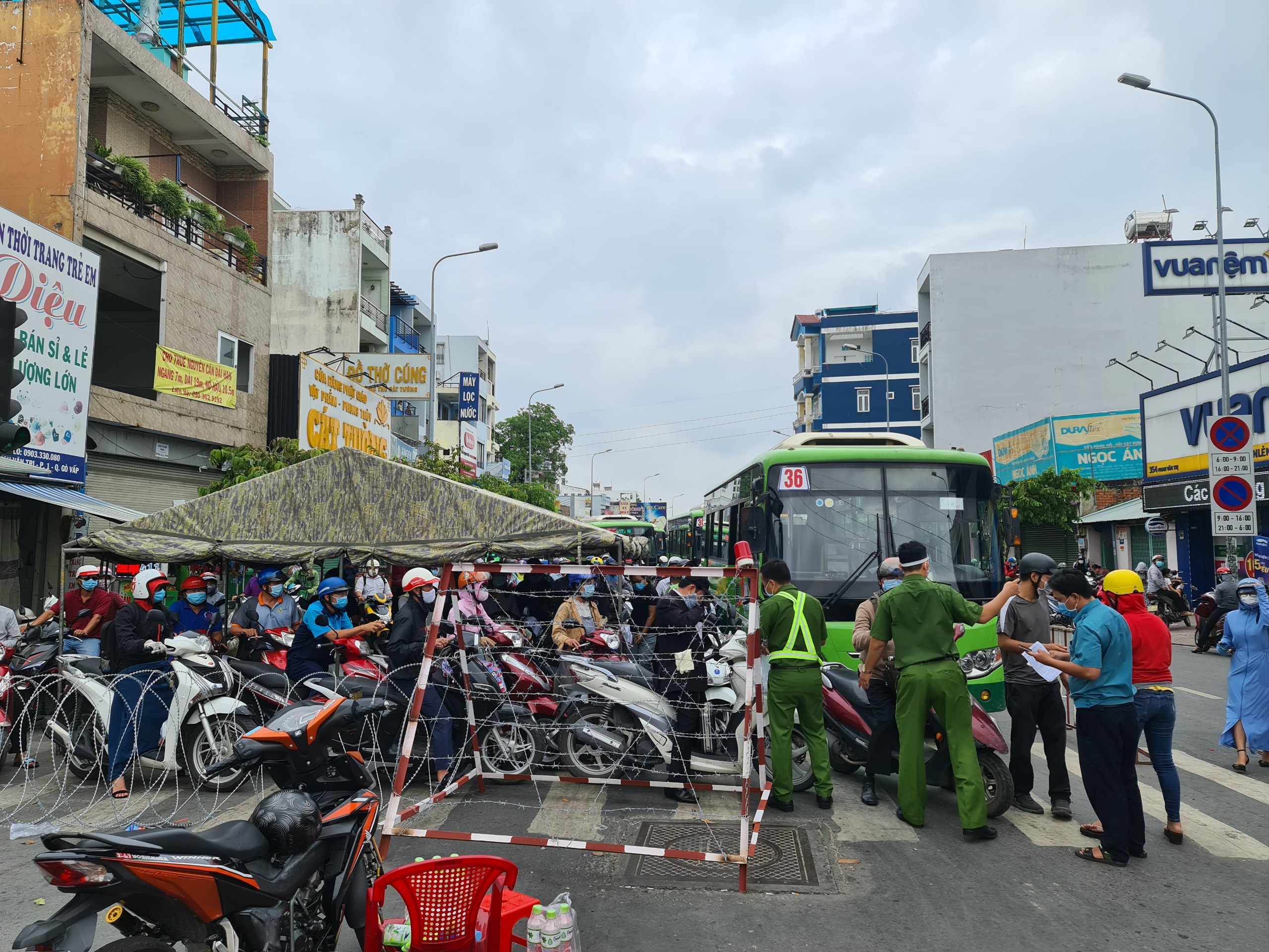 Các phương tiện giao thông ùn ứ kéo dài tại các chốt kiểm soát giao thông ra, vào quận Gò Vấp