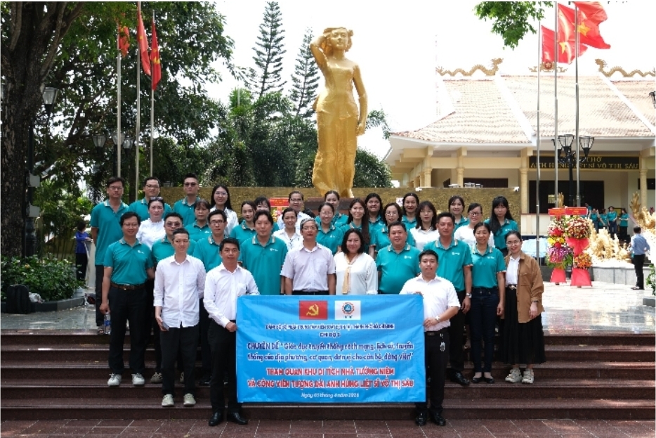 Chi bộ 8: Tổ chức sinh hoạt chuyên đề tại công viên Tượng đài, Nhà lưu niệm Anh hùng liệt sĩ Võ Thị Sáu