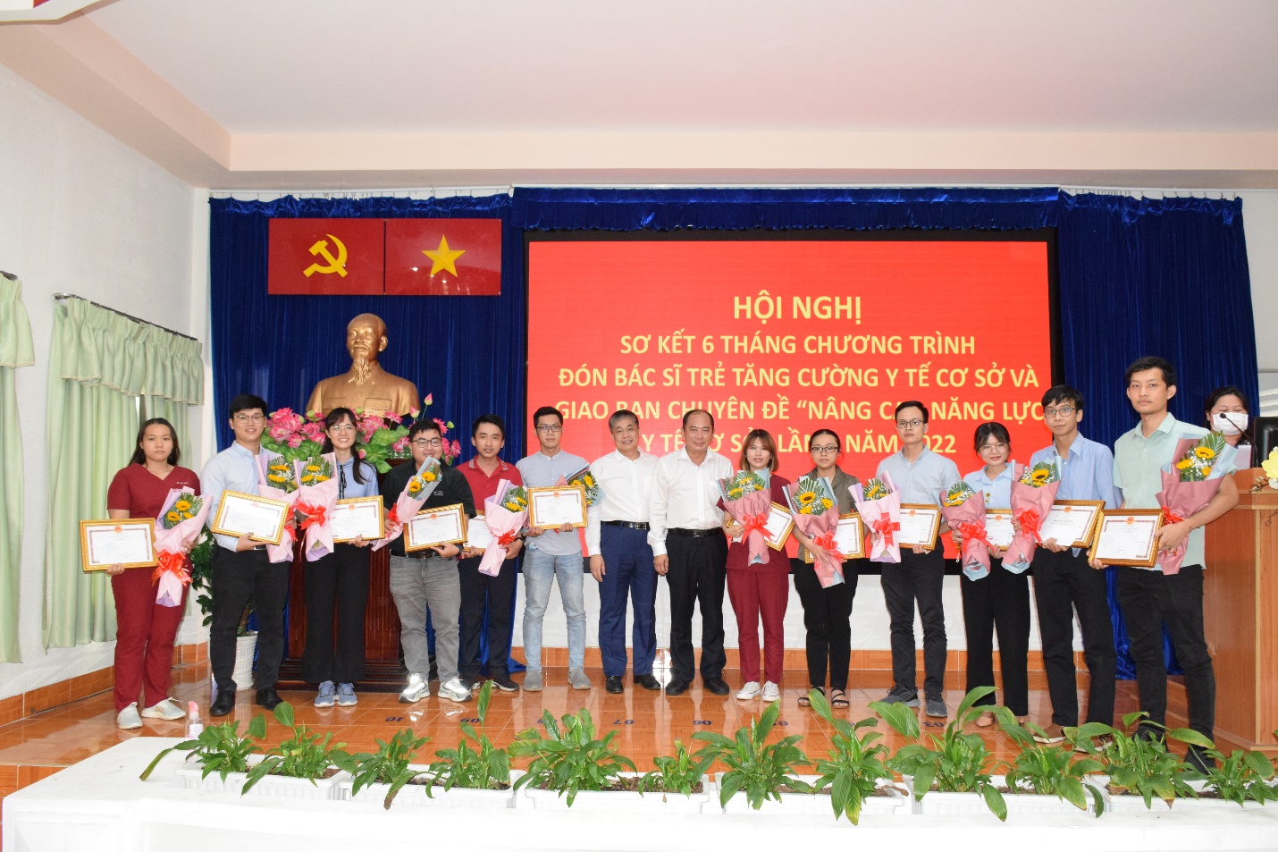 Khen thưởng 45 bác sĩ trẻ sau 6 tháng thực hành tại Bệnh viện đa khoa gắn với Trạm Y tế