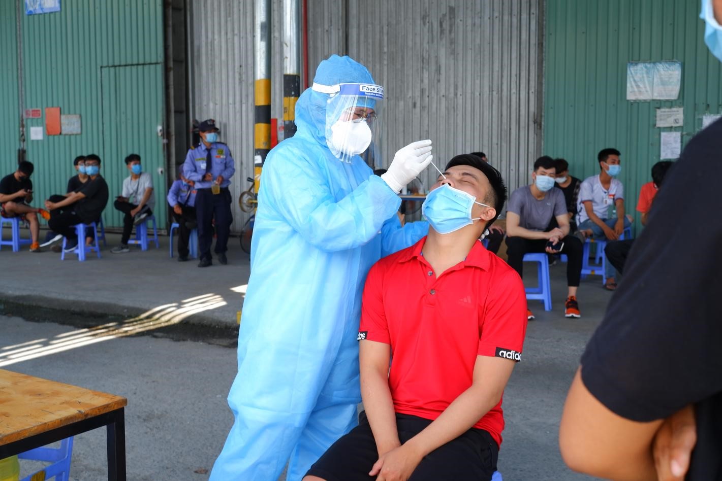 PHÓNG SỰ ẢNH: các bước xử trí khi phát hiện ca nhiễm COVID-19 làm việc tại một kho hàng ở Khu công nghiệp Vĩnh Lộc