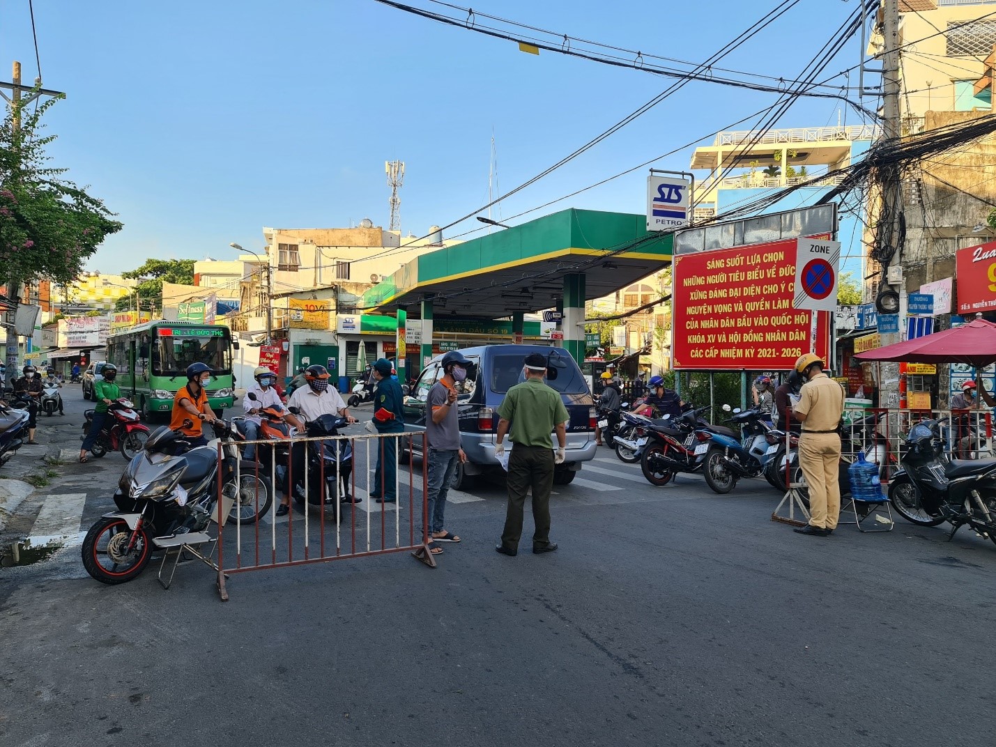 Phóng sự ảnh: ngày đầu quận Gò Vấp áp dụng biện pháp giãn cách xã hội theo Chỉ thị số 16/CT-TTg của Thủ tướng Chính phủ.