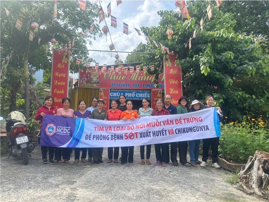 Phường An Nhơn ra quân diệt lăng quăng, phòng chống sốt xuất huyết và Chikungunya tại chùa Phổ Chiếu
