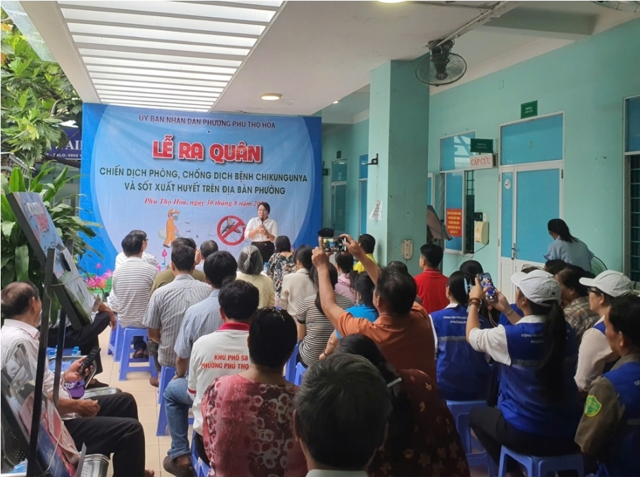 Phường Phú Thọ Hoà ra quân diệt lăng quăng, muỗi phòng chống bệnh sốt xuất huyết và Chikungunya
