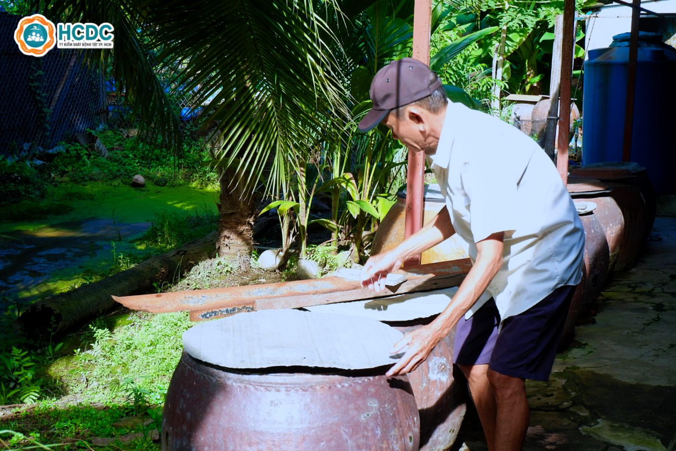 Quận 8: Ra quân tổng vệ sinh triệt nơi sinh sản của muỗi vằn