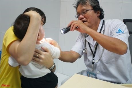 Tay chân miệng vào mùa, làm sao để con bạn an toàn?