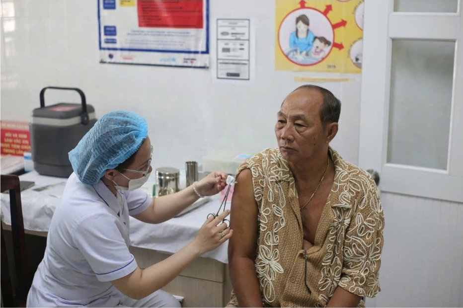 Thành phố Hồ Chí Minh: tiêm vắc xin cúm cho người cao tuổi tại xã Cần Giờ