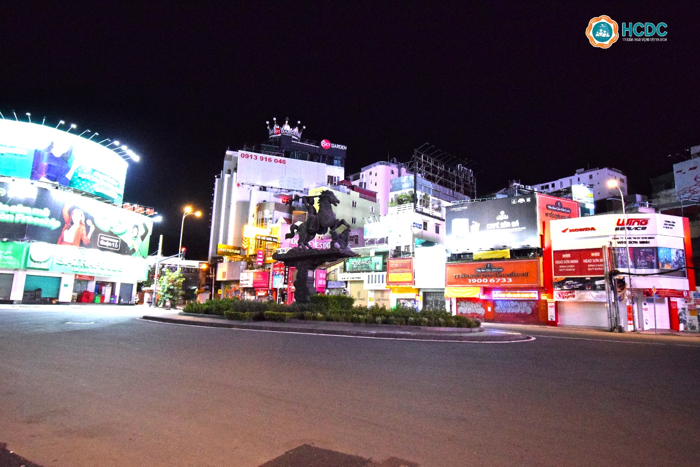 Toàn cảnh đường phố Thành phố Hồ Chí Minh trong buổi đầu tiên hạn chế người dân ra đường sau 18 giờ