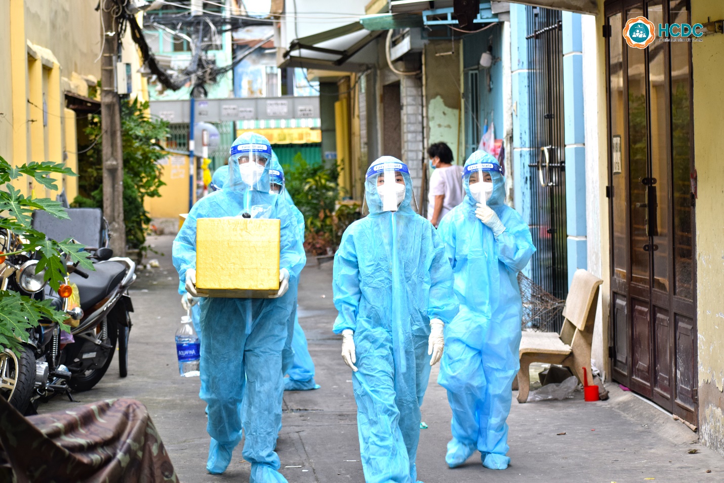 TP.HCM: Thần tốc xét nghiệm diện rộng toàn TP.HCM. Nhân viên y tế đến từng hẻm, từng nhà để xét nghiệm phát hiện COVID-19.