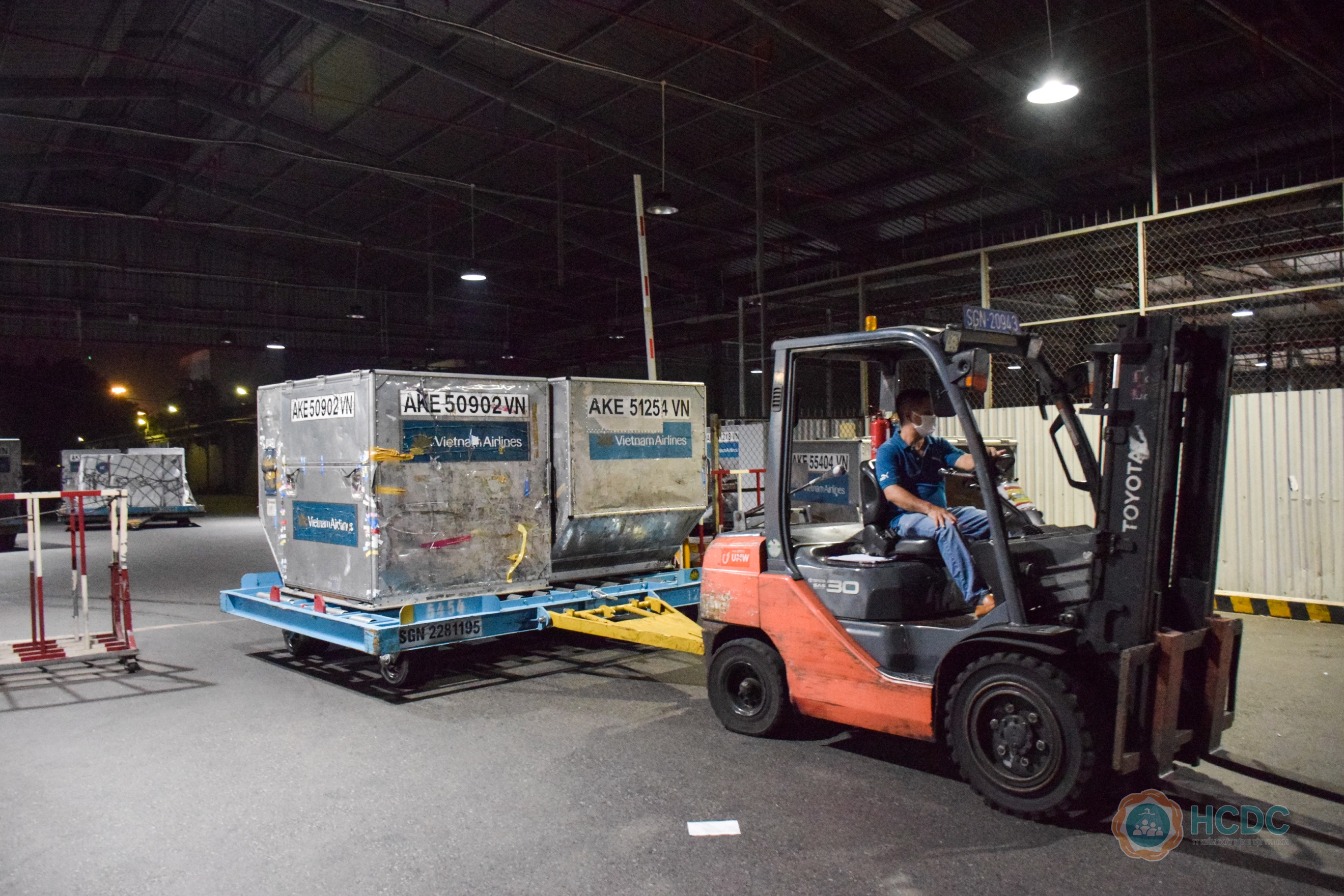 TP.HCM: Tiếp nhận toàn bộ 500.000 bộ bơm tiêm vắc-xin Covid-19 ngay trong đêm