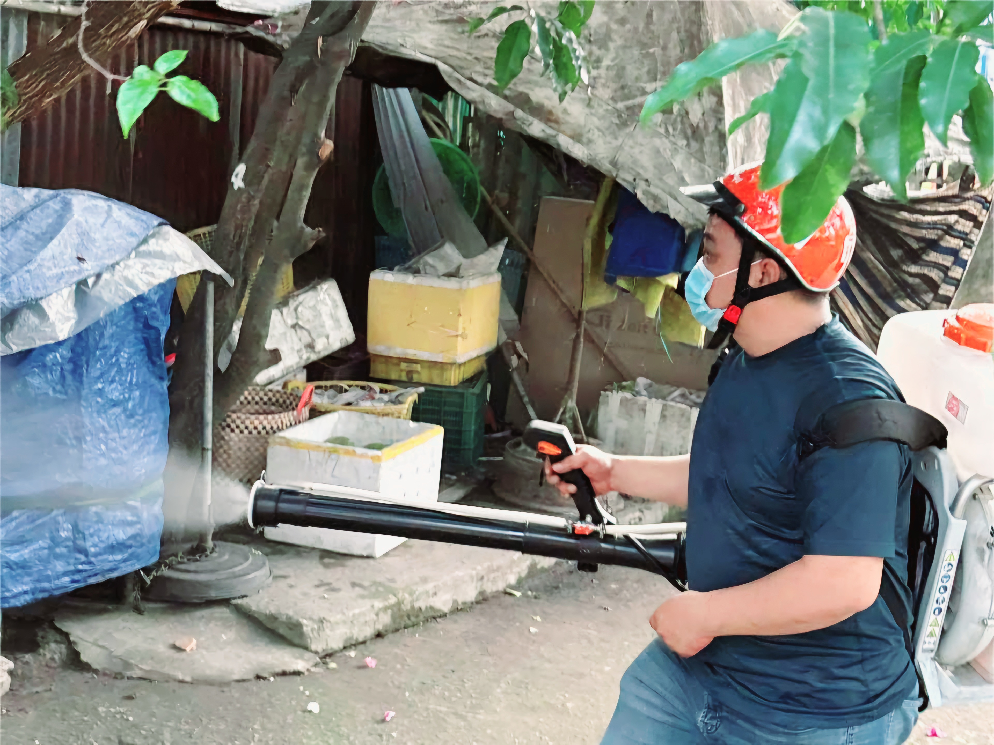 Trạm Y tế phường Tân Hưng tăng cường phun hóa chất diệt muỗi phòng, chống sốt xuất huyết