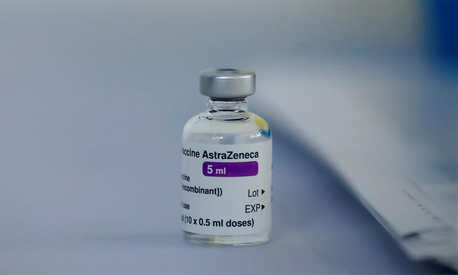 Vắc-xin AstraZeneca - Nên ưu tiên tiêm vắc-xin cho các nhân viên y tế có nguy cơ phơi nhiễm cao và những người từ 65 tuổi trở lên