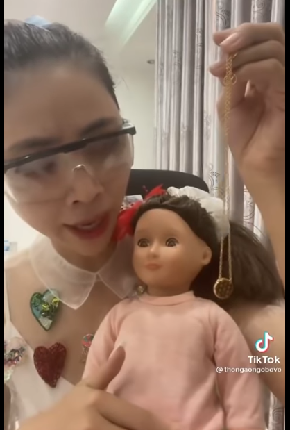 Xôn xao clip “Chị Thơ Nguyễn” dạy nuôi búp bê cầu học giỏi, chuyên gia tâm lý nói gì?