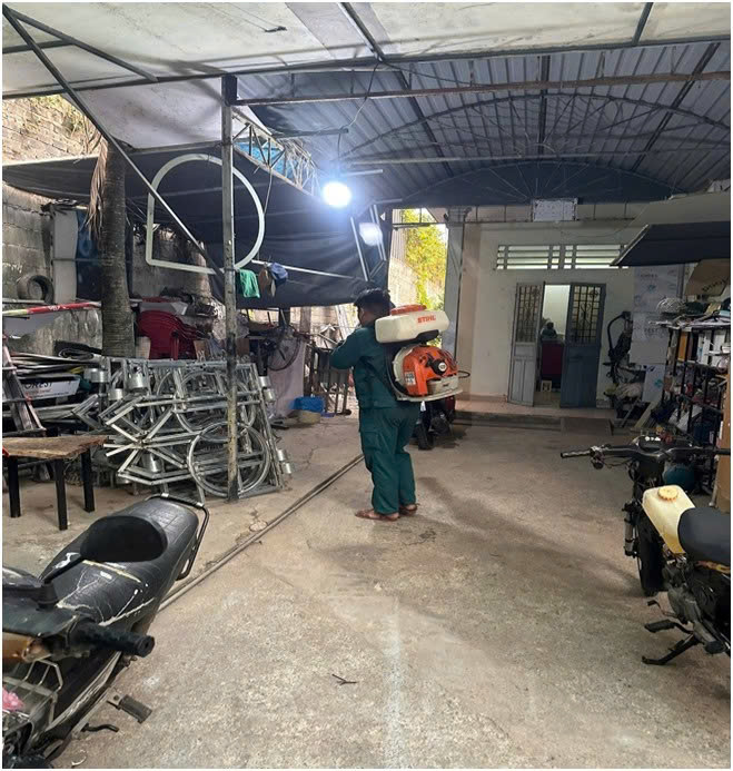 Xử lý ổ dịch sốt xuất huyết tại khu phố Phú Hòa 6, phường Phú Lợi 