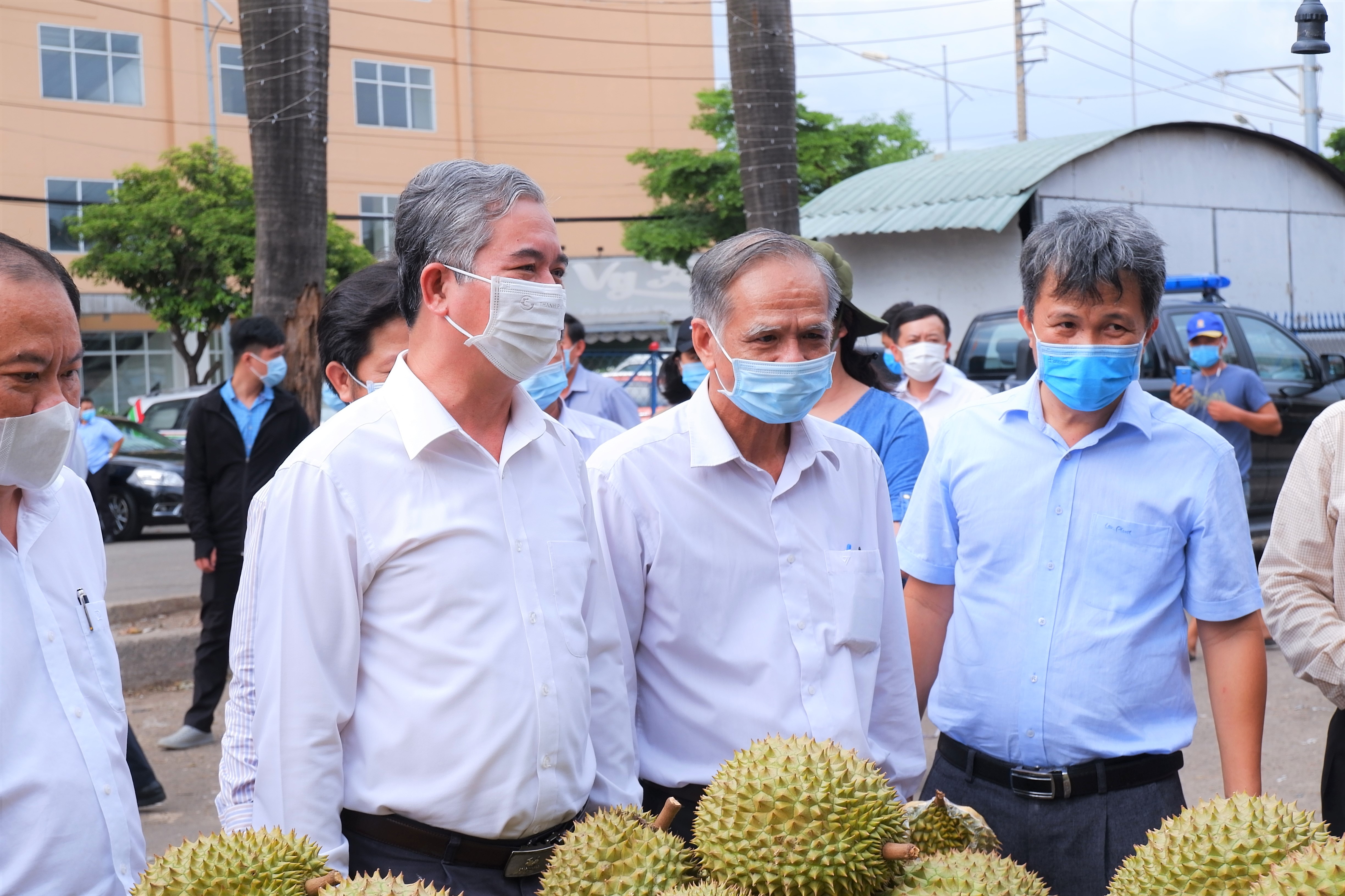 Lãnh đạo TP Hồ Chí Minh kiểm tra công tác phòng, chống dịch tại Quận 12 và huyện Hóc Môn