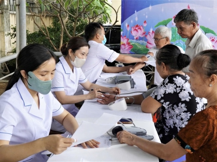 Phường Tân Thới Hiệp: khám sức khỏe và tặng quà cho 200 người cao tuổi