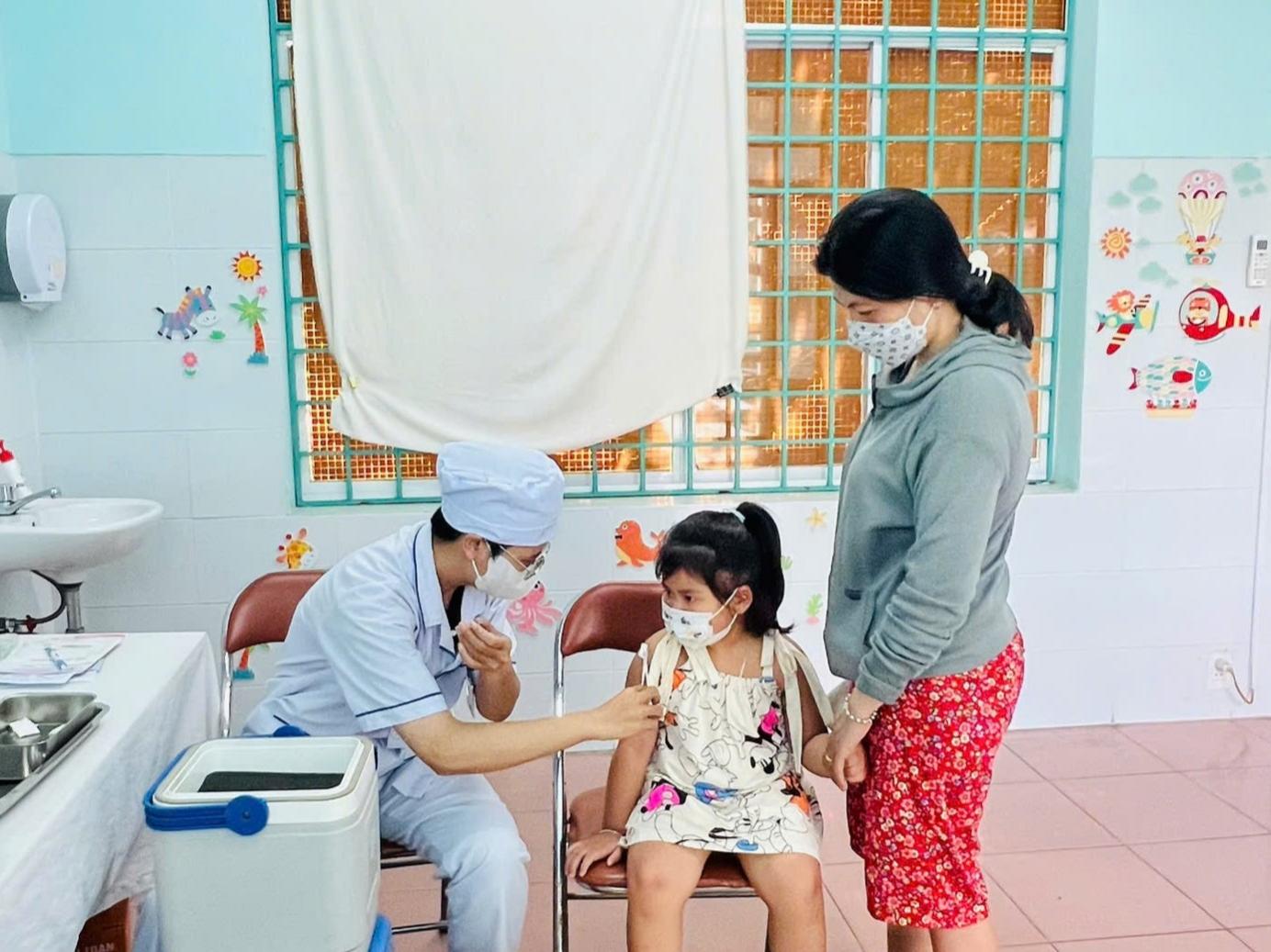 Quận Tân Phú: Cộng tác viên sức khỏe cộng đồng cùng đồng hành trong chiến dịch tiêm vắc xin sởi