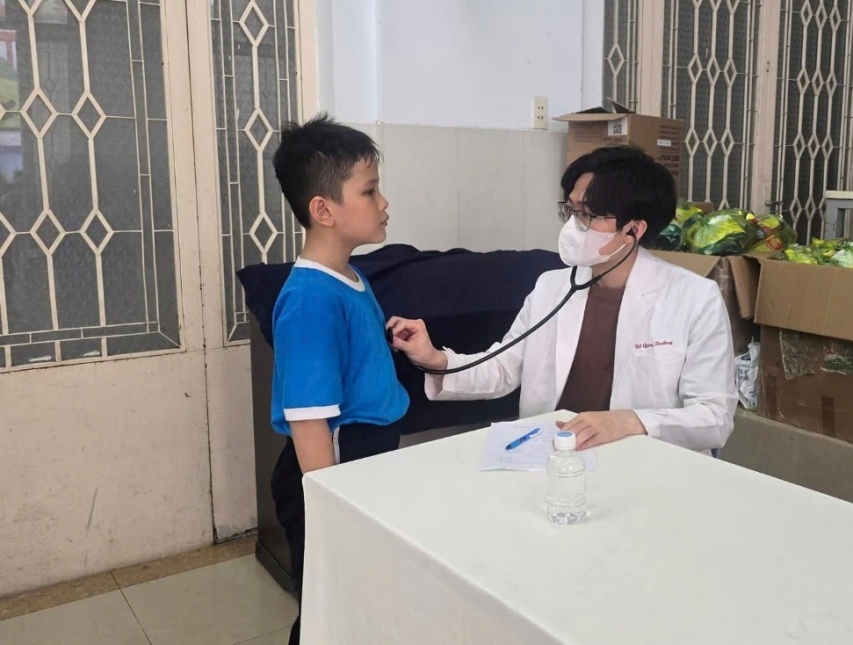 Tầm soát sức khỏe cho hơn 550 trẻ em yếu thế tại phường Bình Hưng Hòa