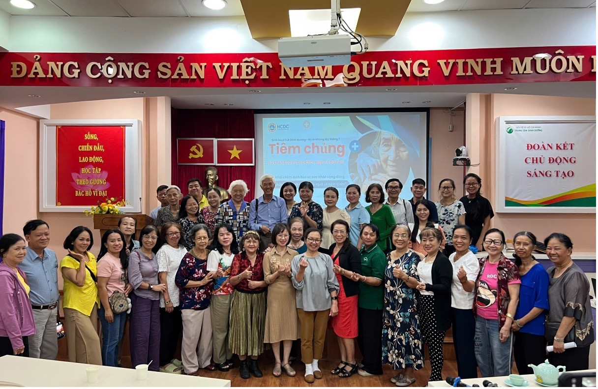 Tiêm Chủng - Lá chắn vững chắc cho sức khỏe người cao tuổi và người có bệnh lý nền