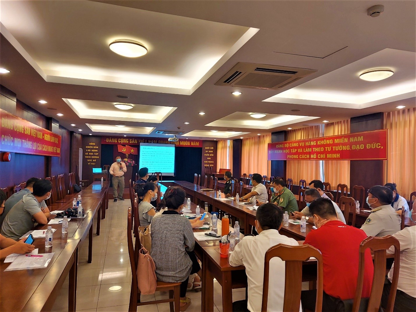 TP HCM: Tập huấn phòng chống dịch bệnh COVID-19 cho nhân viên làm việc tại sân bay Tân Sơn Nhất