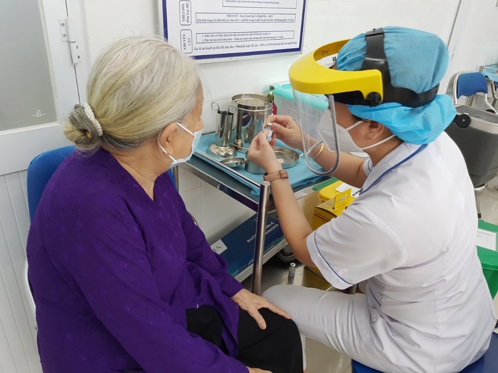 TP.HCM: Tiêm vắc xin phòng COVID-19 liều nhắc lại lần 2 (mũi 4) cho những người đủ điều kiện tiêm.