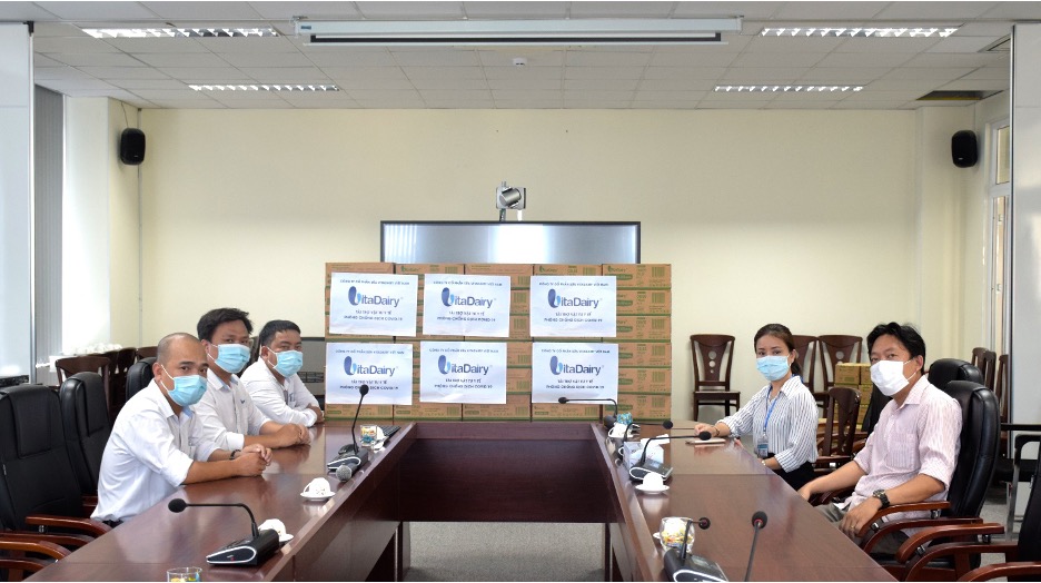 Trao tặng sữa và găng tay ủng hộ lực lượng y tế phòng, chống dịch COVID-19