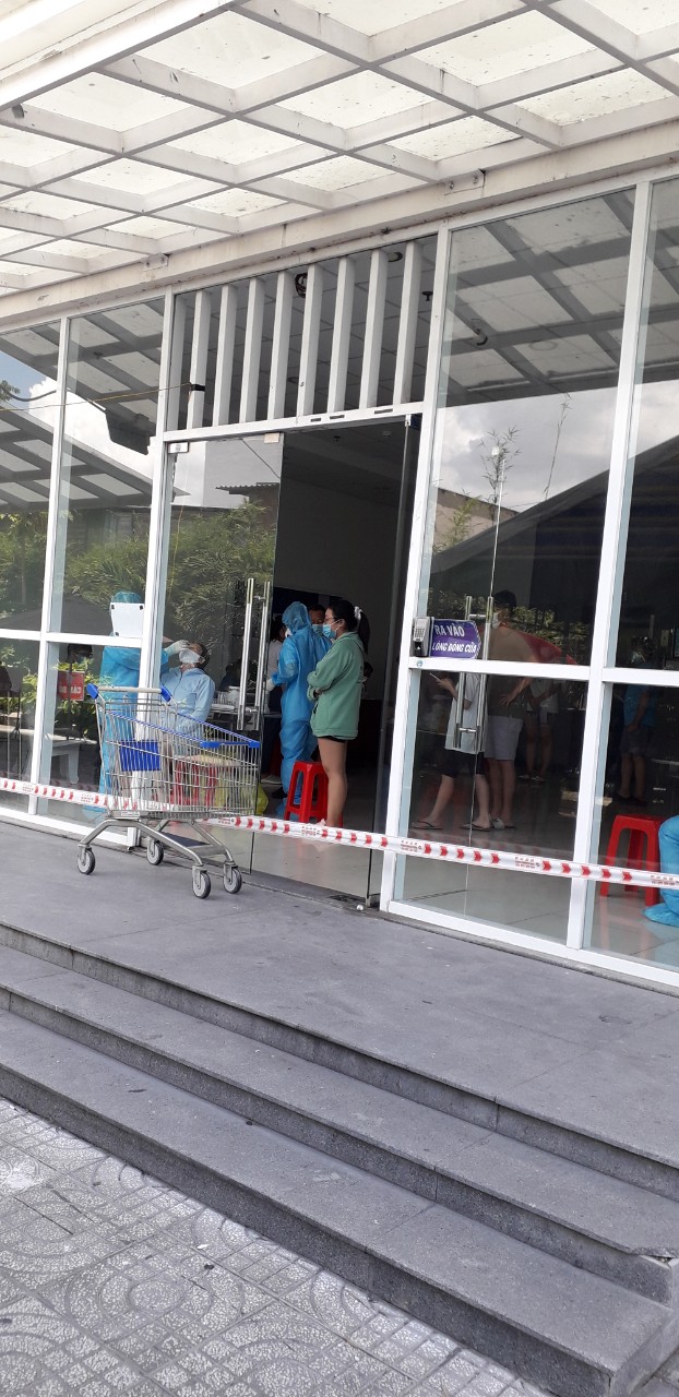 Bất kể ngày hay đêm, nhân viên y tế luôn sẵn sàng nhận nhiệm vụ