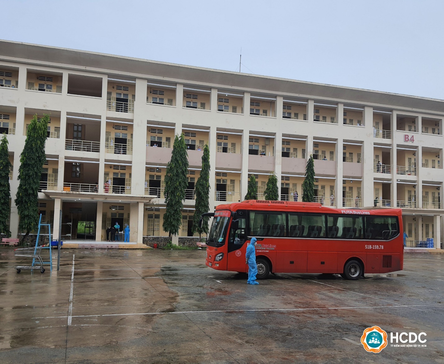 Bệnh nhân COVID-19: Mừng rơi nước mắt trong ngày được xuất viện!