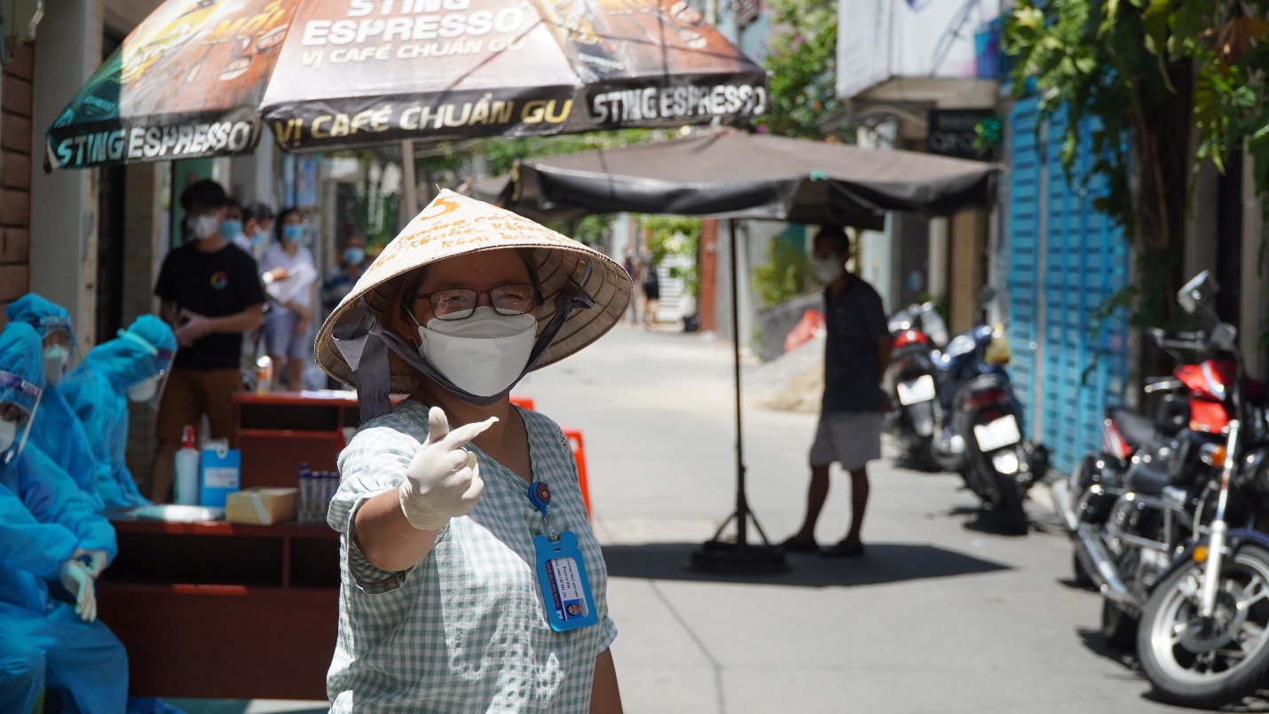 Chiếc nón lá yêu thương, che nắng cho nhân viên chống dịch