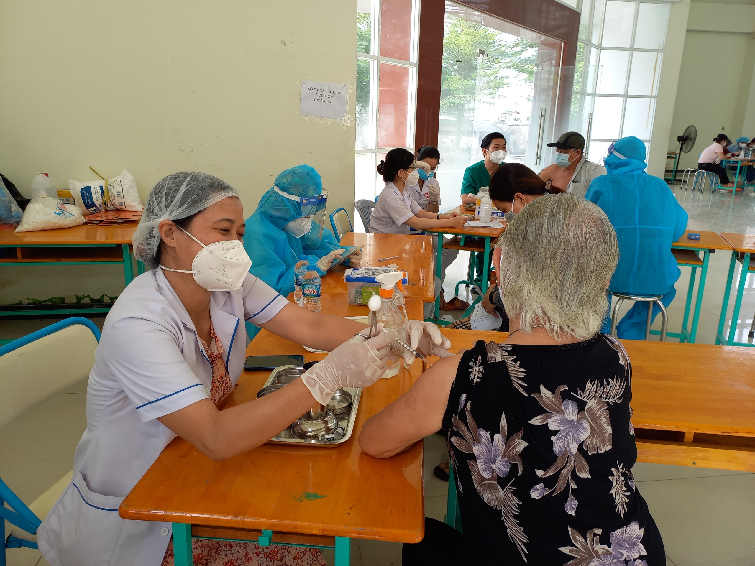 Huyện Hóc Môn tổ chức đồng loạt các điểm tiêm vắc xin phòng COVID-19 liều tăng cương và liều tiêm nhắc cho người dân