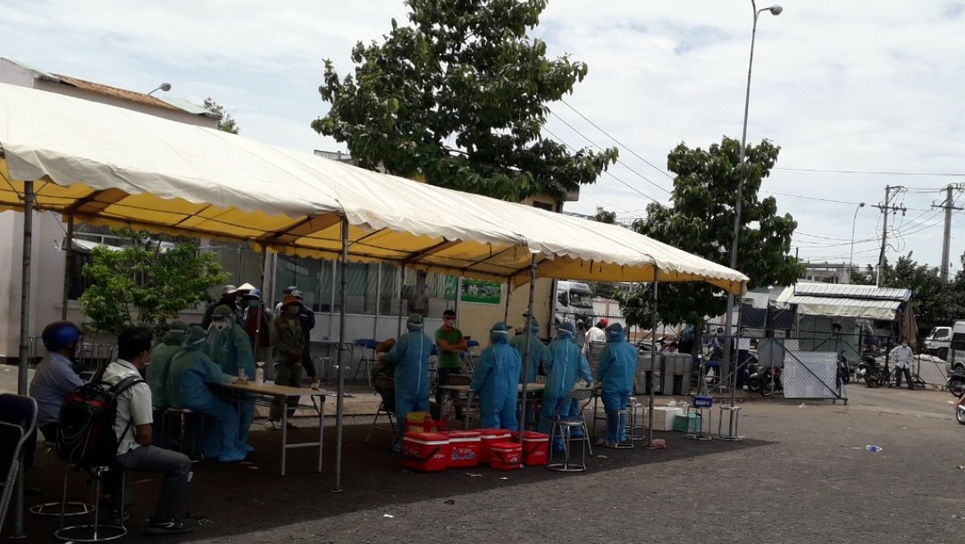 Khẩn trương lấy mẫu xét nghiệm SARS-CoV-2 tại Chợ Đầu mối Nông sản Thực phẩm Hóc Môn