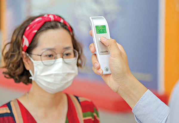 Người mắc COVID-19 không triệu chứng cũng lây lan bệnh? 