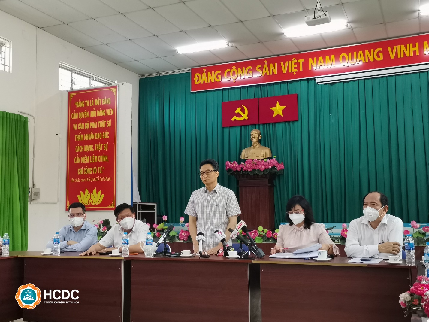 Phó Thủ tướng Vũ Đức Đam đến TP.HCM tiêm vắc xin phòng COVID-19 mũi 4
