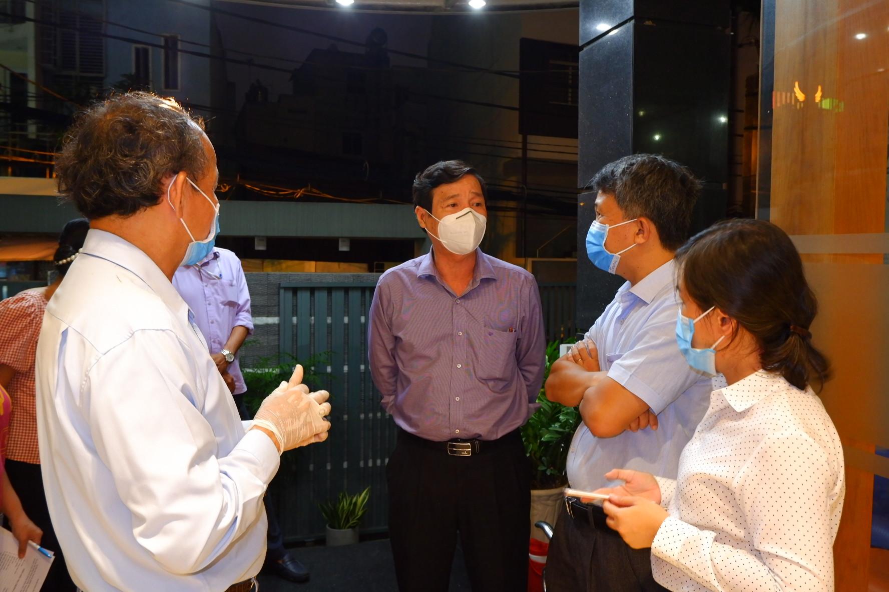 PHÓNG SỰ ẢNH: Khẩn trương điều tra, truy vết khi phát hiện ca nghi nhiễm COVID-19