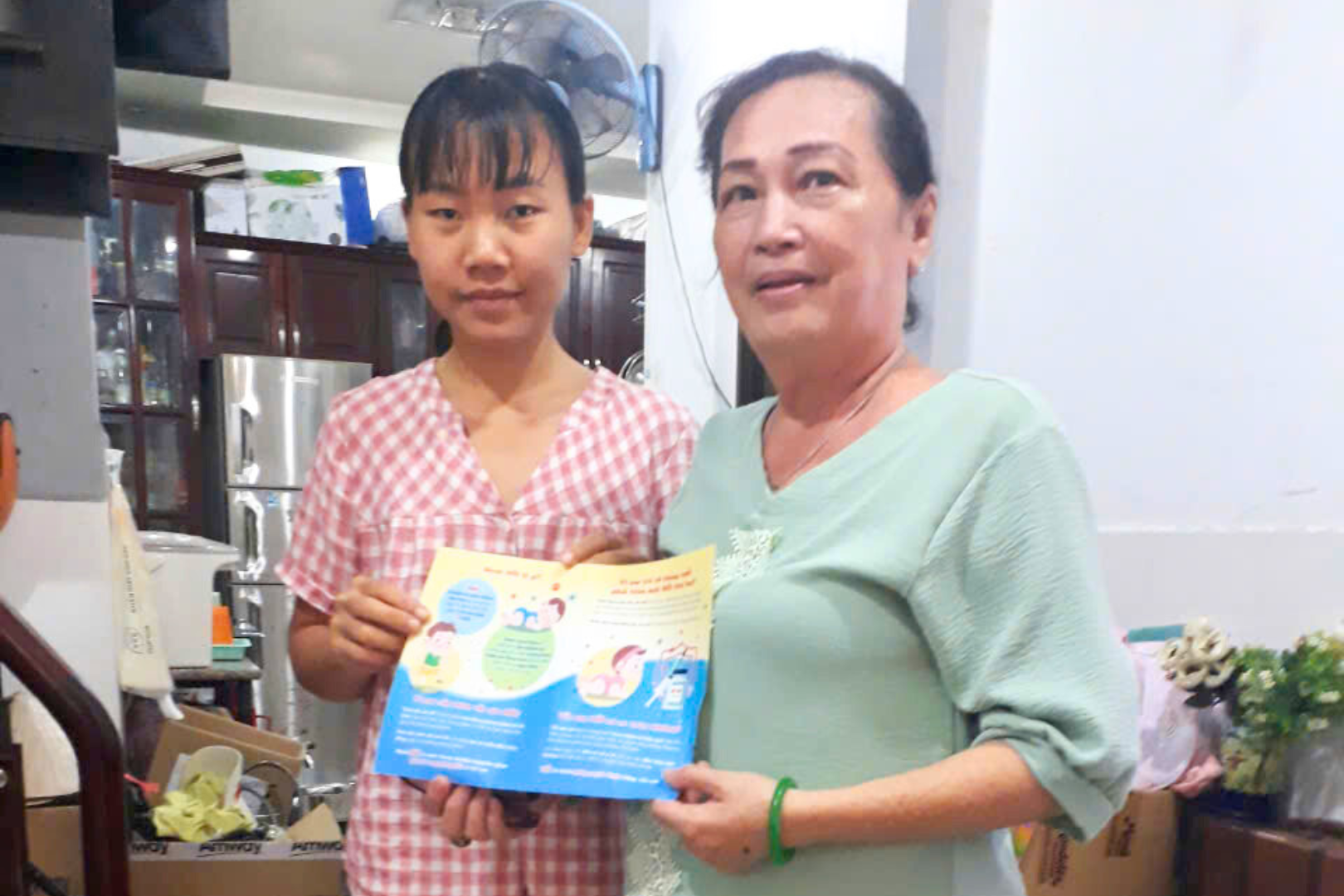 Phụ huynh rất phấn khởi khi con được tiêm vắc xin sởi trong dịp nghỉ lễ