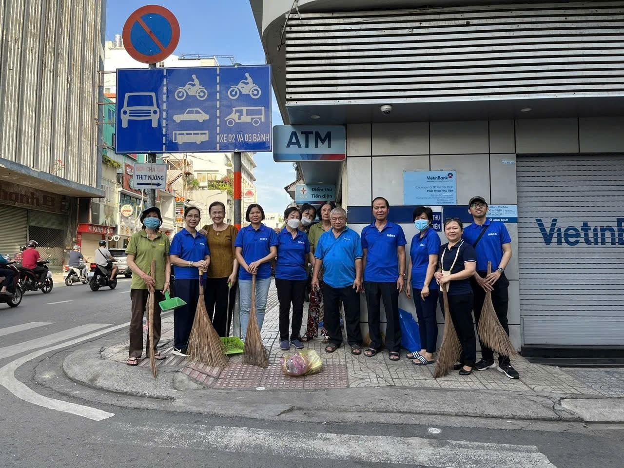 Phường Chợ Lớn ra quân diệt lăng quăng, phòng bệnh sốt xuất huyết và Chikungunya