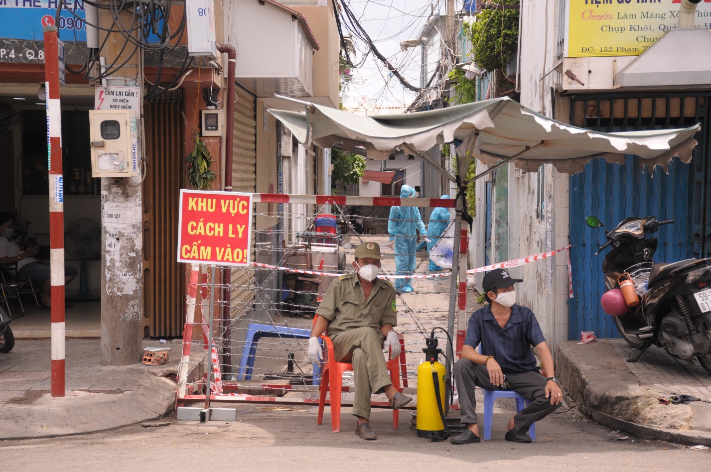 Quận 8: Phong tỏa nơi ở của 2 nhân viên bệnh viện Bệnh nhiệt đới TP.HCM nhiễm COVID-19