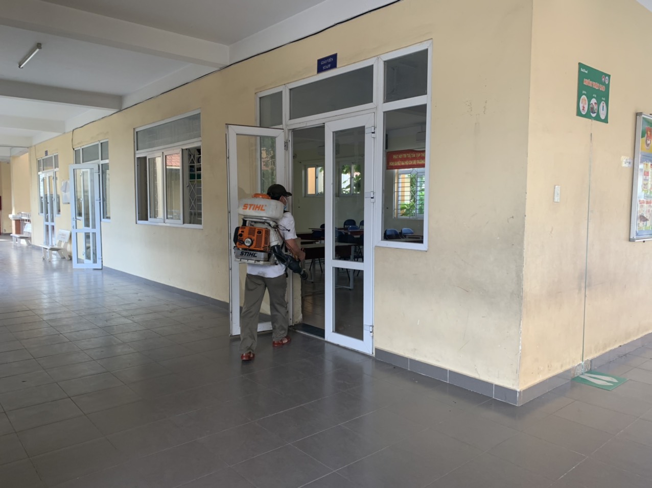 Quận 8 tổ chức chiến dịch vệ sinh khử khuẩn, phun hóa chất diệt muỗi tại các trường học