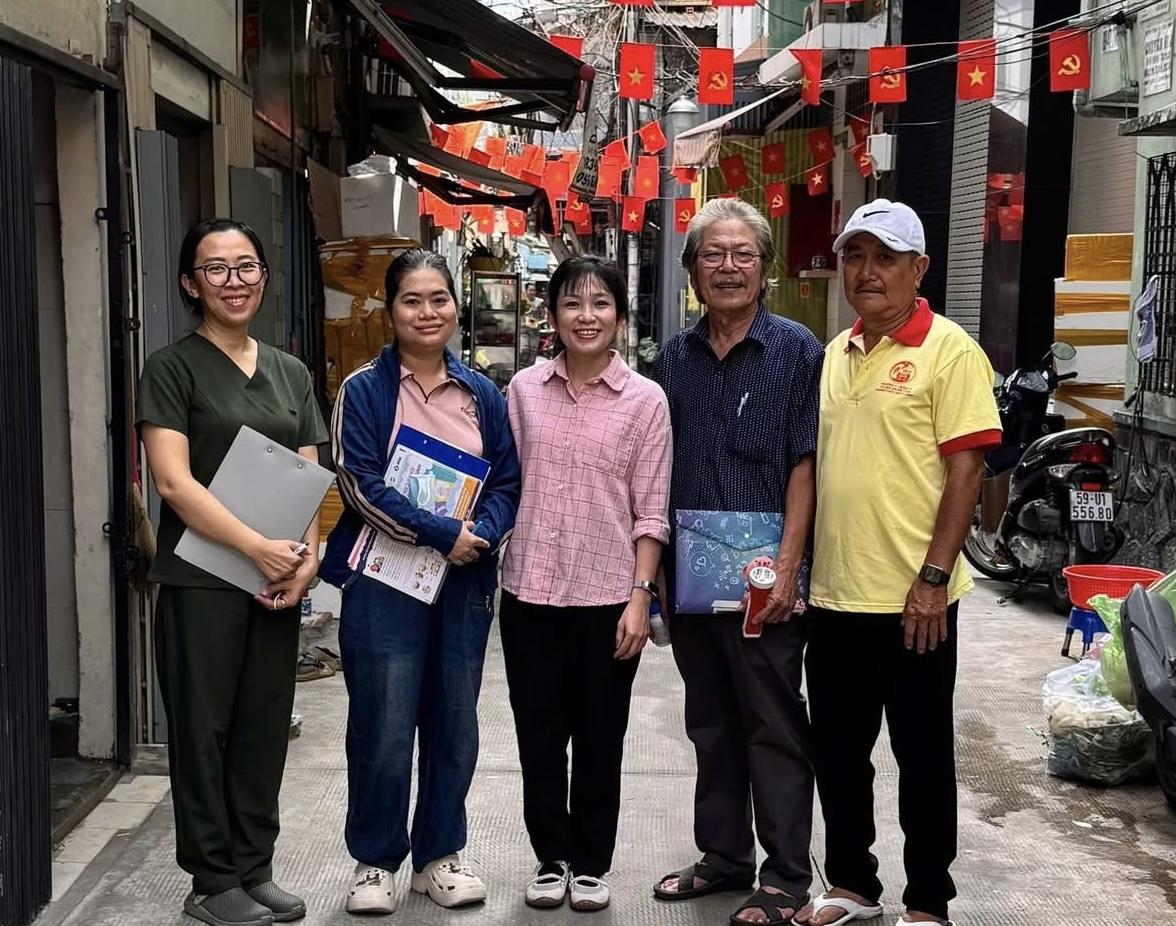 Ra quân diệt lăng quăng, muỗi phòng chống sốt xuất huyết và chikungunya tại phường Vườn Lài