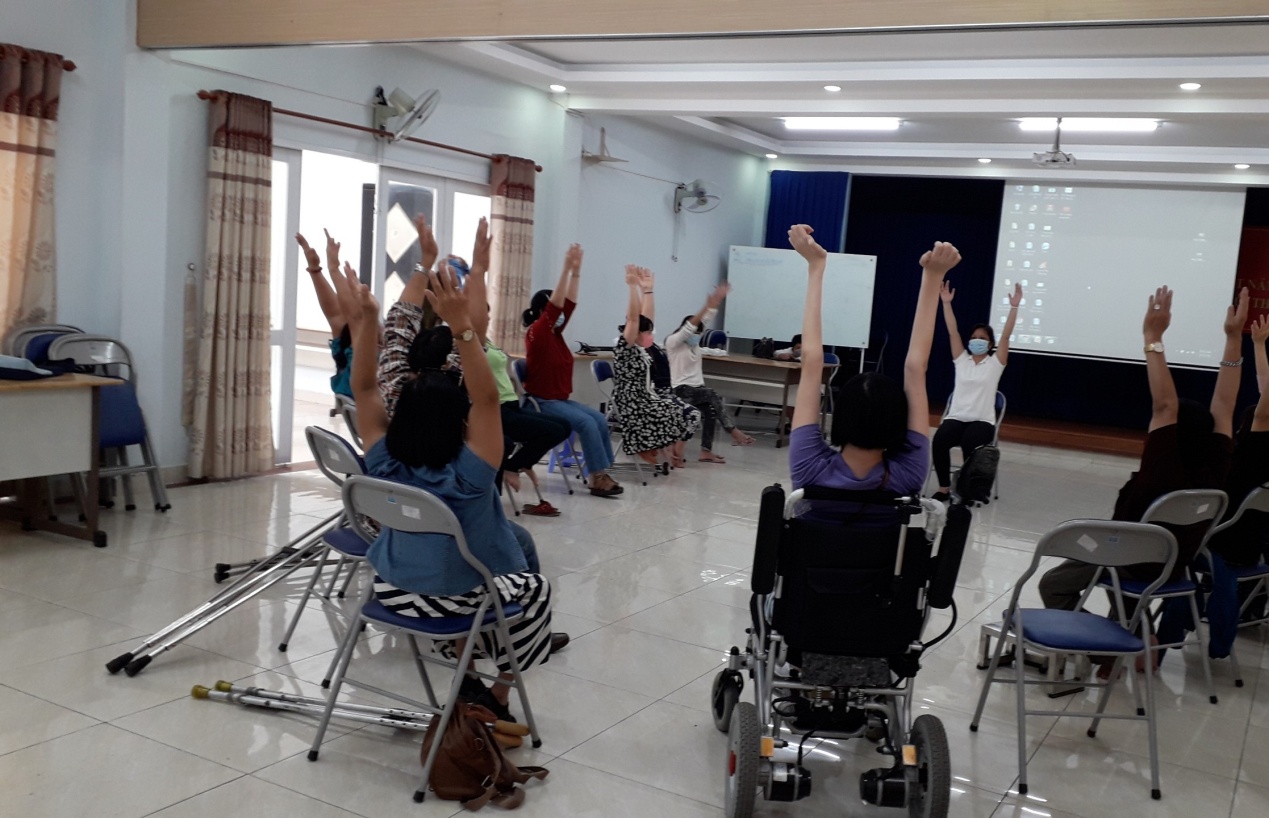 Sinh hoạt chuyên đề “Các bài tập hỗ trợ vận động cho người khuyết tật”