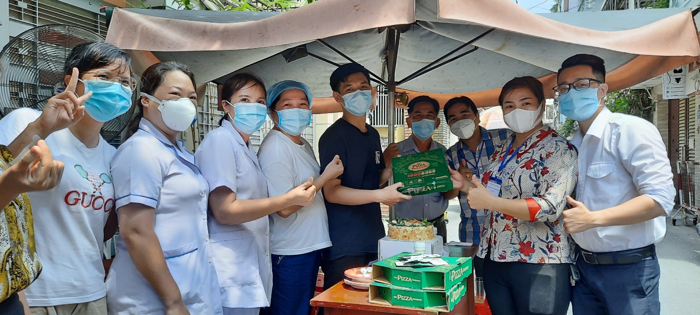 Sinh nhật ấm áp nơi tuyến đầu chống dịch