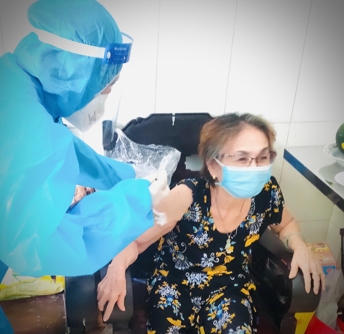 TIÊM VẮC XIN TẠI NHÀ CHO NGƯỜI GIÀ, NGƯỜI BỊ TAI BIẾN ĐI LẠI KHÓ KHĂN