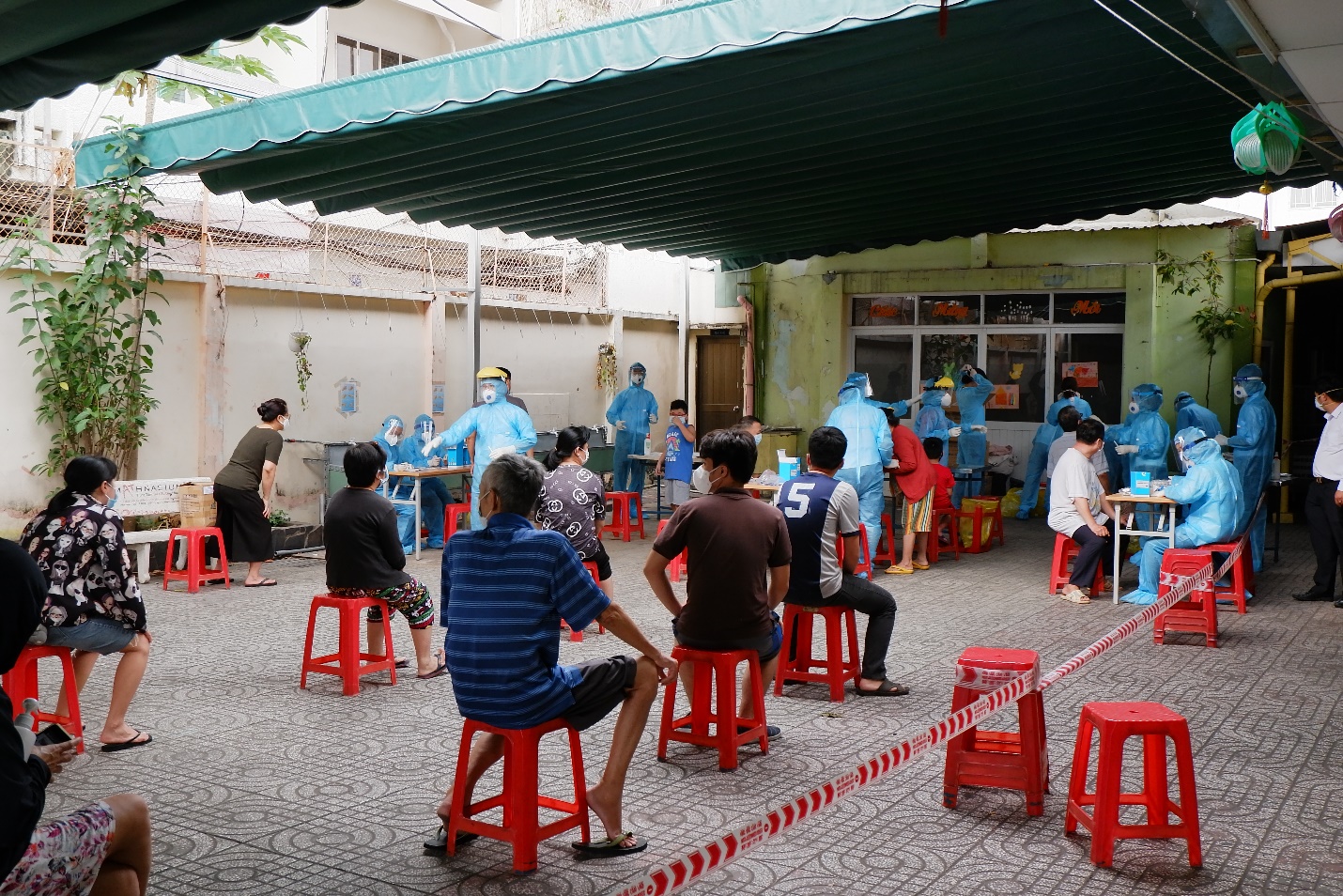 TP HCM: Khẩn cấp tổ chức lấy mẫu xét nghiệm COVID-19 toàn bộ người dân tại khu Mả Lạng liên quan BN2005