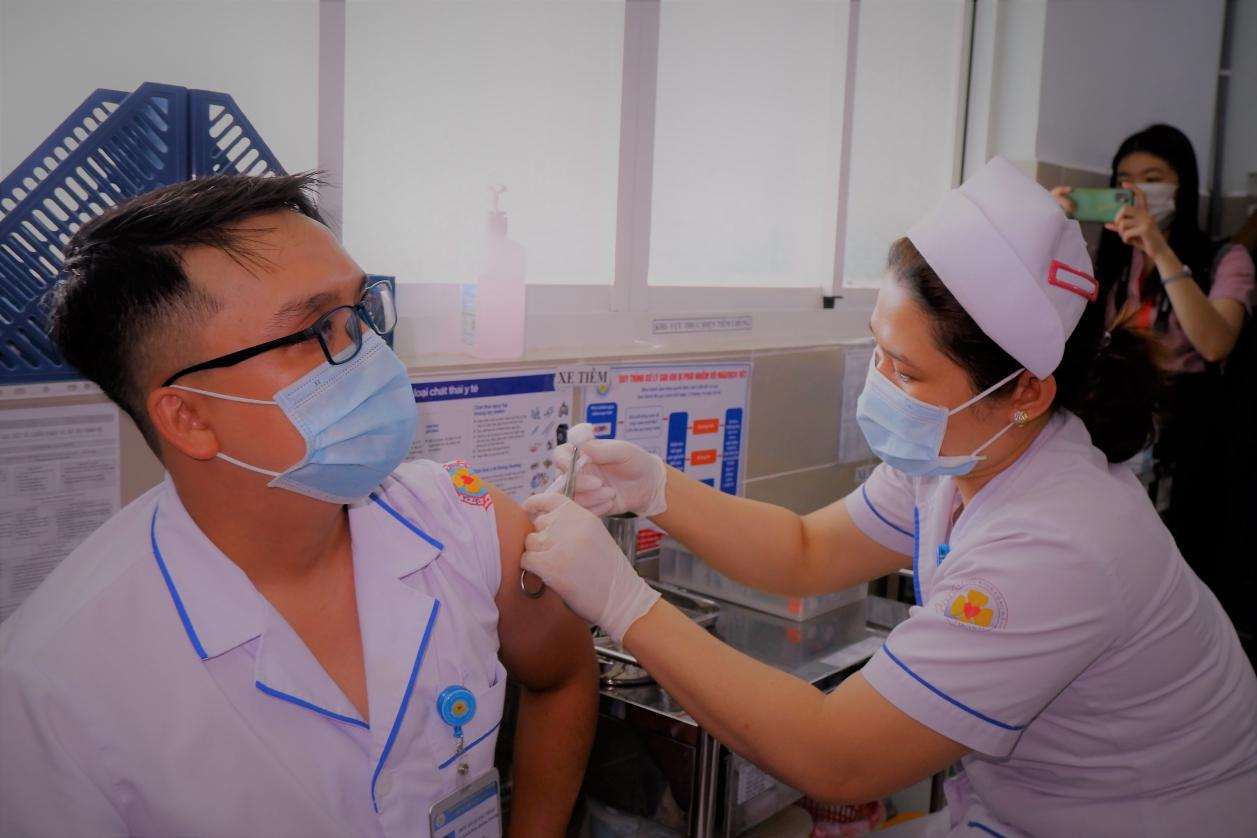 TP.HCM: Khẩn trương hoàn thành tiêm vắc-xin phòng COVID-19 đợt 3