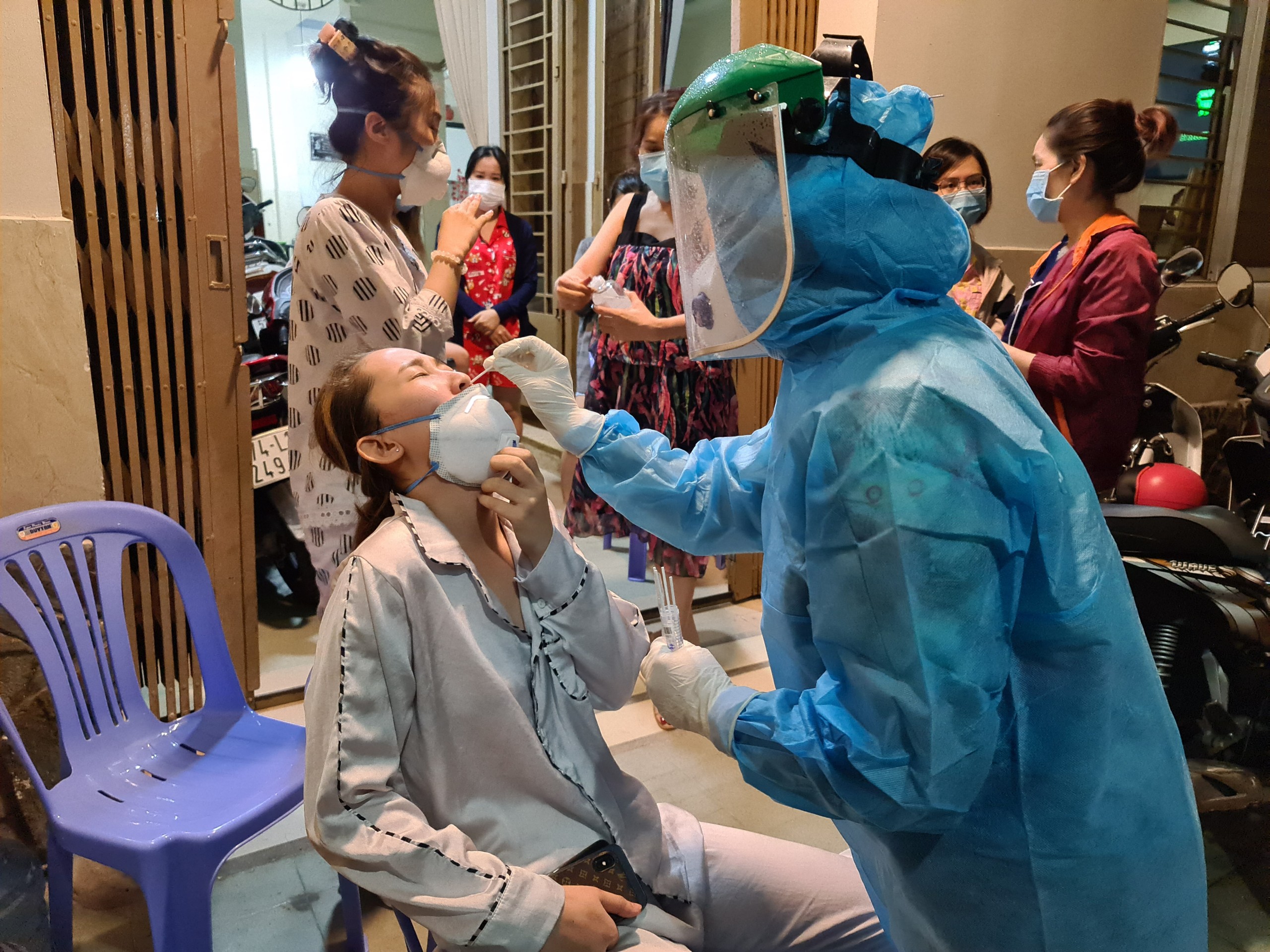 Truy vết, lấy mẫu xét nghiệm các trường hợp liên quan ca nghi nhiễm COVID-19