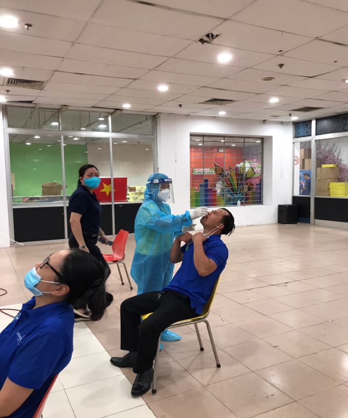 TTYT Phú Nhuận thực hiện tầm soát COVID-19 cho nhân viên siêu thị