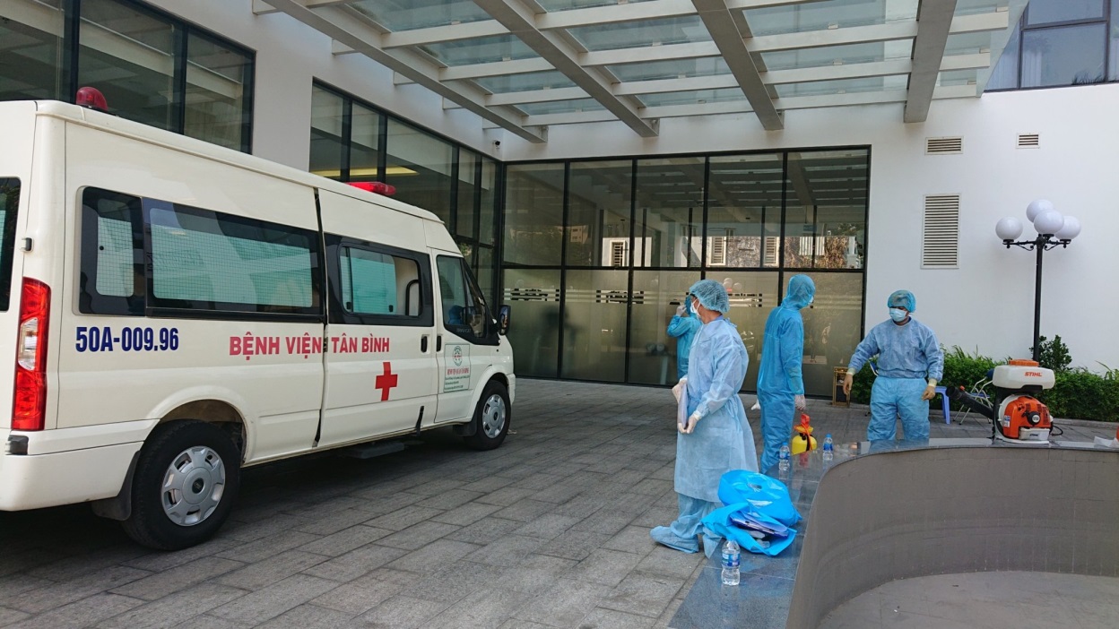 TTYT quận Tân Bình: Tổ chức xử lý môi trường nơi ở của các trường hợp tiếp xúc gần với bệnh nhân Covid – 19