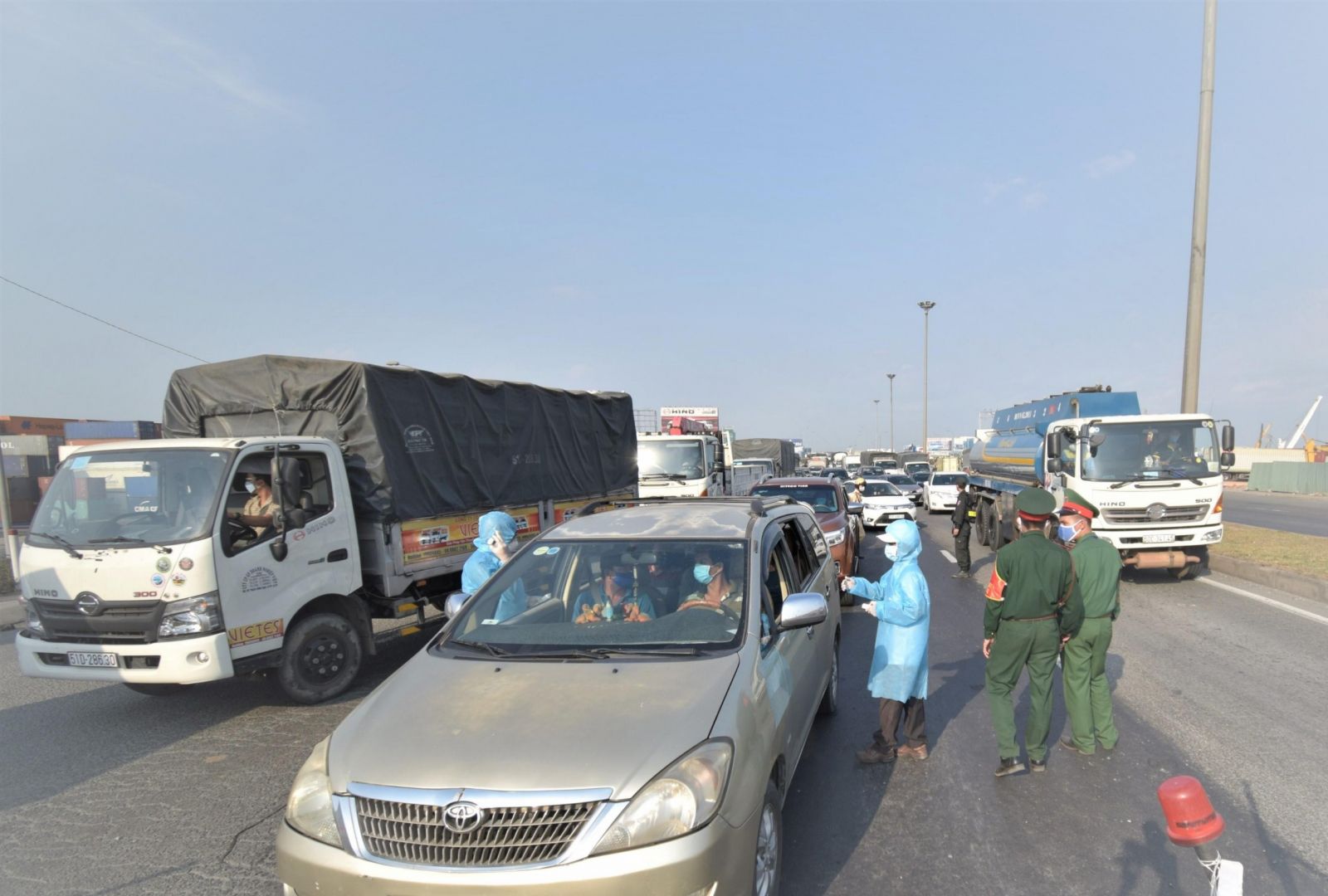 Vất vả kiểm dịch tại các cửa ngõ ra vào Thành phố Hồ Chí Minh