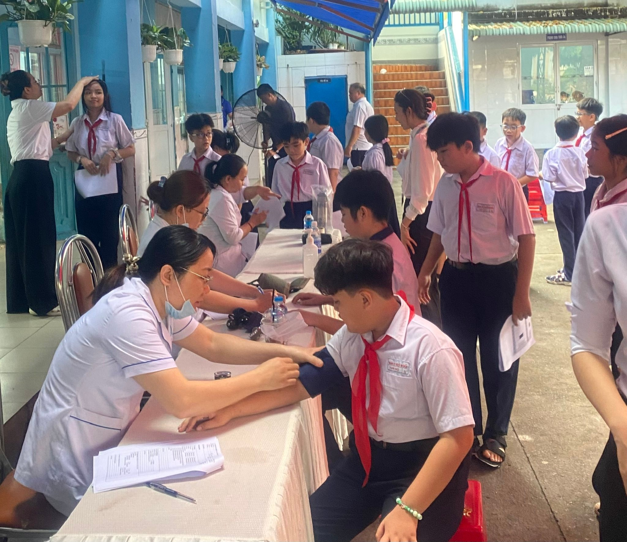 Xã Bà Điểm tổ chức khám sức khỏe cho trẻ em từ 6 đến 18 tuổi theo chương trình chăm sóc sức khỏe toàn dân