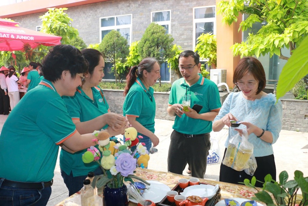 Rộn ràng phiên chợ Tết mừng xuân Bính Ngọ 2026 tại Trung tâm Kiểm soát bệnh tật Thành phố Hồ Chí Minh: gắn kết yêu thương, chăm lo Tết cho đoàn viên công đoàn người lao động