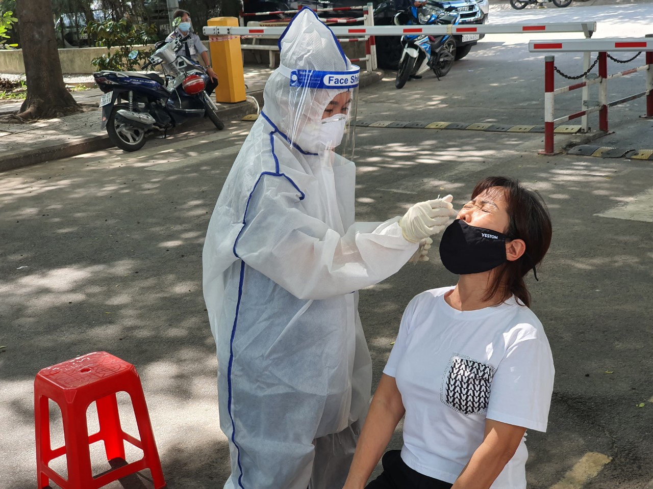 Bản tin COVID-19 sáng 10/8: TP.HCM ghi nhận 2.490 trường hợp nhiễm mới